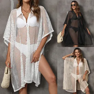 Dettaglio del copricostume a rete bianco, nero e beige con colletto a camicia.