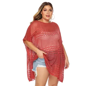Detailweergave van de grote maat steenrode gehaakte strandtuniek voor moderne dames