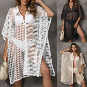Copricostume in rete con colletto a camicia e orlo irregolare in tre varianti colore.