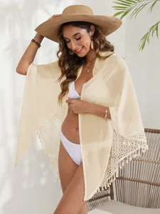 Elegante copricostume da spiaggia in chiffon color crema con dettagli in rete e nappe.