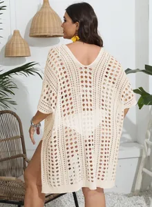 Detalle de la espalda de un vestido de playa de ganchillo beige con tejido calado intrincado