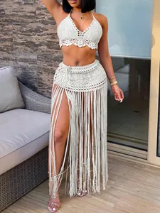 Ensemble de plage 2 pièces au crochet blanc avec haut licou et jupe longue à franges
