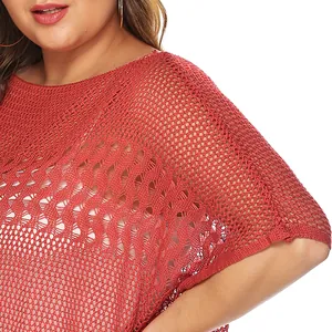 Detailopname van rood gehaakte mesh-textuur voor dit plus-size strandmode cover-up vest