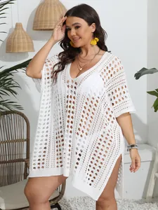Detalle del vestido de playa de ganchillo blanco talla grande con escote en V profundo