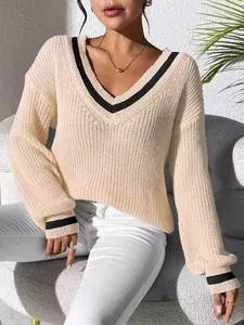 Jersey de punto crema estilo preppy con cuello en V de contraste y corte holgado