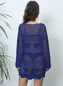 Vista dettagliata posteriore di un copricostume blu lavorato a maglia con motivi a traforo