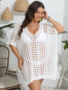 Detalle del vestido de playa de ganchillo blanco talla grande con escote en V