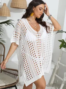 Túnica playera de ganchillo blanco con escote en V profundo y tejido calado.