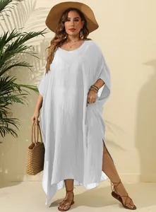 Elegantes weißes Oversized-Strandkleid mit Seitenschlitz für den Sommerurlaub.