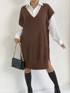 Vista dettagliata di un gilet in maglia marrone con scollo a V sopra una camicia bianca