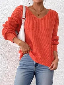 Vista dettagliata di un maglione in maglia arancione vivace con scollo a V e vestibilità ampia.