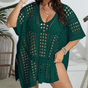 Vestido de playa talla grande verde oscuro con cuello en V profundo y diseño calado