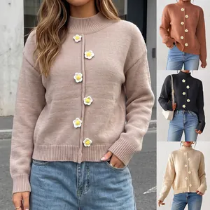 Detalle de jersey de cuello alto para mujer con flores de ganchillo 3D en cuatro colores.