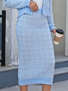 Elegante completo gonna midi in maglia a quadri azzurro con tessuto testurizzato