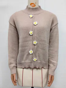 Primer plano de jersey de punto beige con flores blancas hechas a mano