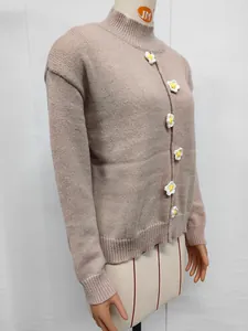 Vista detallada de suéter de punto para mujer con flores decorativas de ganchillo