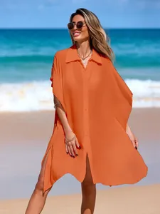 Chemise de plage transparente orange vif avec col polo et boutonnage sur le devant.