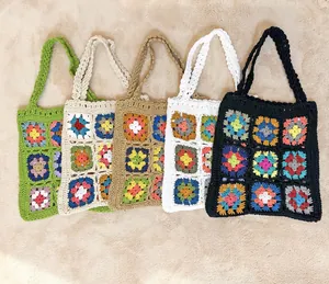 Collezione di borse tote all'uncinetto fatte a mano con vivaci disegni patchwork colorati