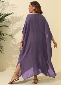 Rückansicht eines fließenden lila Maxikleides im Kaftan-Stil mit seitlichen Schlitzen