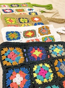 Primo piano di borse tote colorate fatte a mano all'uncinetto con motivi granny square