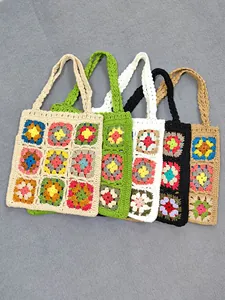 Borse tote fatte a mano all'uncinetto granny square colorate in varie tonalità vivaci.