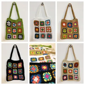 Borse tote all'uncinetto fatte a mano con patchwork colorato in varie tonalità base.