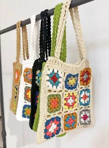 Selezione di borse tote colorate fatte a mano all'uncinetto con motivo granny square in mostra