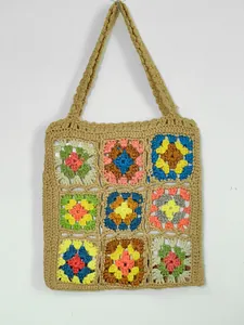 Vista dettagliata della trama colorata di una borsa tote patchwork granny square all'uncinetto