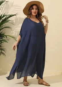Übergröße dunkelblauer Kaftan Strandüberwurf für Damen mit modischen Seitenschlitzen.