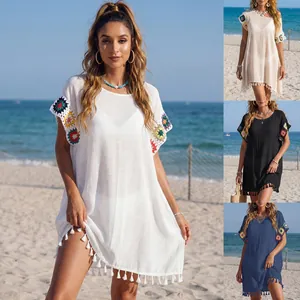 Detailansicht Strand-Cover-Up mit Häkelblumenärmeln und Quastensaum in verschiedenen Farben