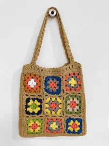 Dettaglio di borsa tote fatta a mano all'uncinetto con colorati motivi granny square