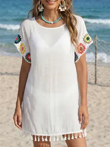 Böhmischer weißer Strand-Überwurf mit bunten Häkelblumen und feinem Quastensaum