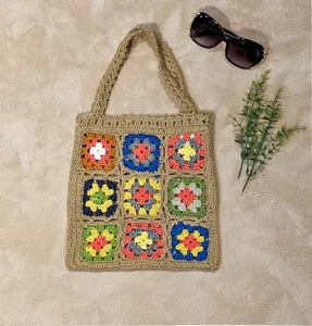 Borsa tote fatta a mano a uncinetto con quadretti colorati e tracolla alla moda