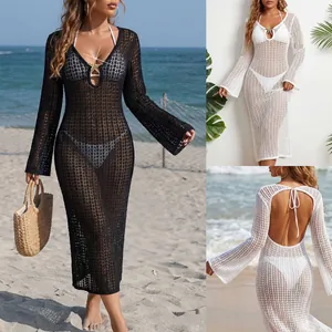 Details van gehaakte mesh strandjurk met V-hals en open rug voor vakantiegebruik