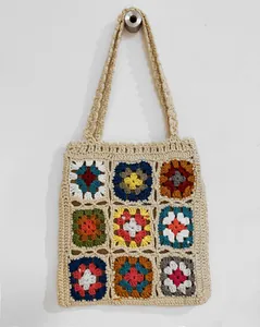 Dettaglio di una borsa tote all'uncinetto con quadrati granny multicolore fatti a mano