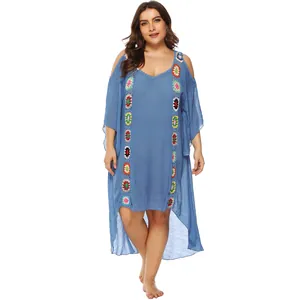 Detalle del vestido de playa crochet de talla grande con hombros descubiertos