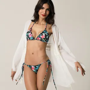 Copricostume da spiaggia bianco con nappe in pizzo e bikini a fiori set