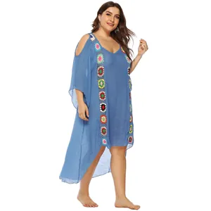 Vestido playero de talla grande azul con hombros descubiertos y parches de ganchillo de colores