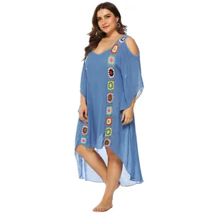 Vestido playero azul de talla grande con flores de ganchillo y hombros descubiertos