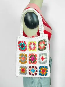 Borsa tote colorata all'uncinetto fatta a mano con raffinata lavorazione a mattonella