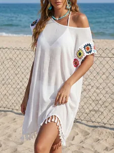 Elegantes weißes Strandkleid mit bunten Häkelblumen und Fransen am Saum für Damen