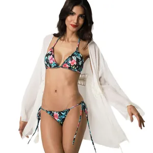 Elegante cardigan da spiaggia bianco ampio con pizzo a nappa indossato sopra bikini