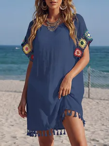 Blaues Damen Strandkleid mit bunten Häkelblumen-Ärmeln und modischen Fransen am Saum