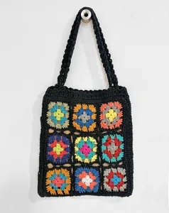 Dettaglio della borsa tote fatta a mano all'uncinetto con vivaci motivi colorati