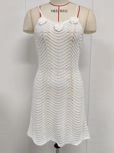 Vista detallada de vestido de playa de ganchillo blanco con flores en relieve 3D