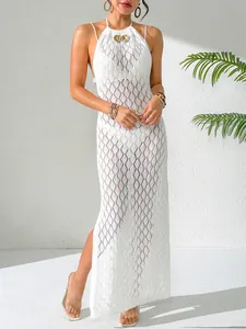 Gros plan d'une robe de plage longue en crochet blanc avec boucle en métal coquillage