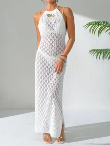 Robe de plage élégante en crochet blanc ajouré avec boucle en métal en forme de coquillage