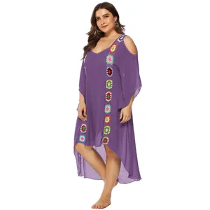 Vestido de playa talla grande morado con flores de ganchillo y hombros al aire.