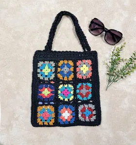 Vista dettagliata di una borsa tote fatta a mano all'uncinetto con motivi granny
