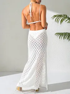 Vue arrière d'une robe de plage en crochet blanc avec un design dos nu sexy et chic